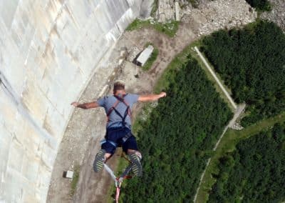 Mann springt mit einem Bungy Seil von der Kölnbreinsperre