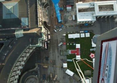 Blick nach unten vom Bungy Jumping Kran