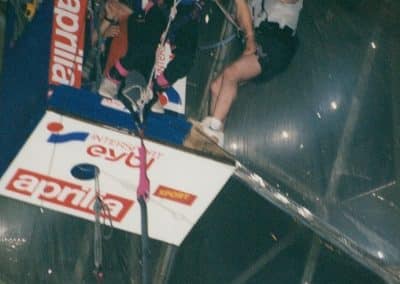 Mann macht einen Bungy Jump