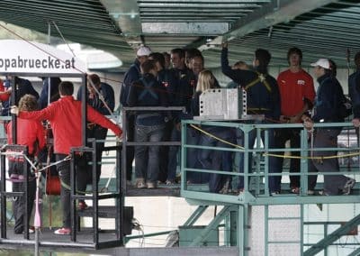 Das österreichische Rodel-Nationalteam kurz vor dem Bungy Jumping auf der Europabrücke.