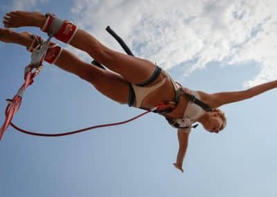 Eine Frau macht einen Bungy Jump im Bikini